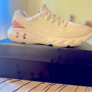 White Under Armour sneakers size 8 1/2